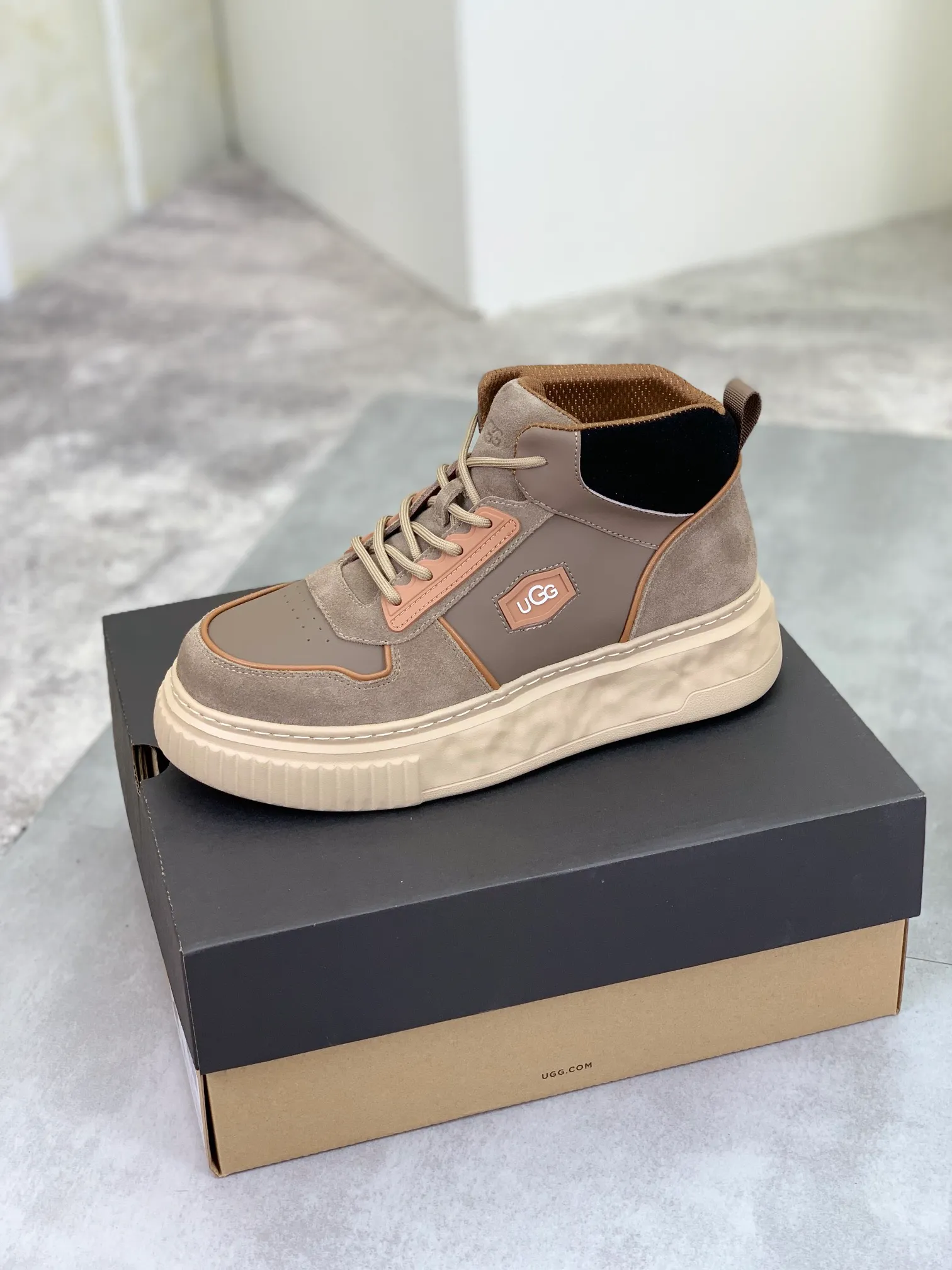 Men's shoes 💰P640 [New style] 💰 🆘 "Real wool" [UGG] 👉The popular men's shoes are synchronized with the official website 🔰The quality of the genuine products [satisfied] is not comparable to the imitations in the general market 🌀The upper is imported Italian frosted cowhide, and the lining is: foot pad 🅰️ grade 🐑Real wool👻Only Grade A can show the effect The hand feels smooth and delicate 🔱The shoe shape is grand, only genuine manufacturers can achieve it 🎄The perfect toughness of the original outsole 👻⬛️ can allow customers to bid farewell to one-time consumption. Real wool lining, super warm. Available in brown or gray. Number of yards: 39-44